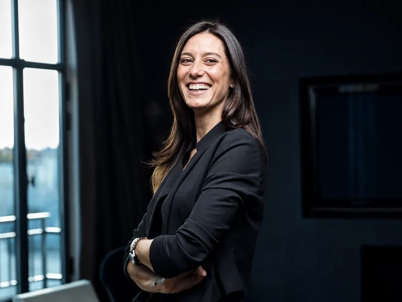 Portrait de Stéphanie de B de L, souriante, bras croisés.